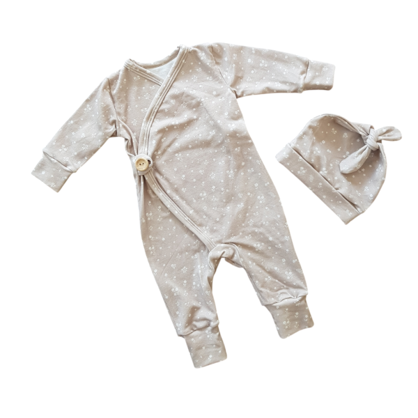 Boxpakje met muts beige met kleine bloemen maat 50